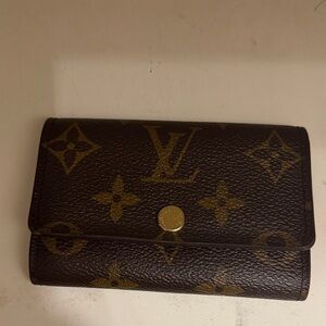 Louis Vuitton Monogram 6 key clay
